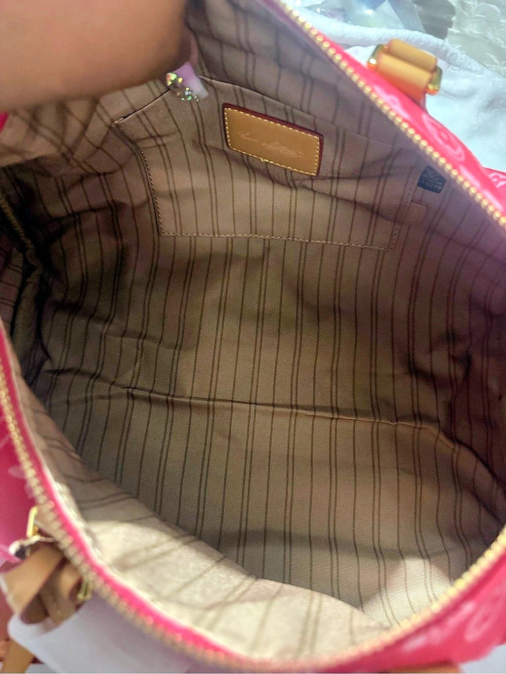 Pink & White Canvas Fashion Duffel Like Bag W/1 Charm - Picture 9 of 9